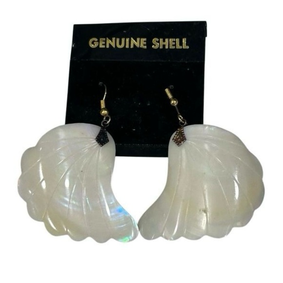 Vintage Genuine
Shell Dangling
Earrings Large
Carved White
Mother-of-Pearl Shell - Picture 2 of 6